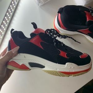 Black chunky sporty sneakers